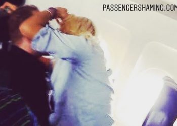 Para przyłapana na pieszczotach w samolocie. Zdjęcie wywołało burzę [FOTO]