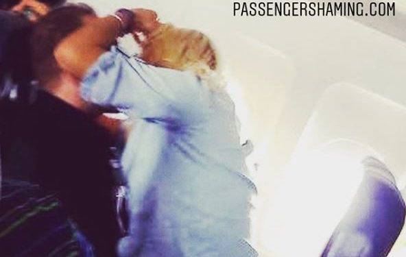 Para przyłapana na pieszczotach w samolocie. Zdjęcie wywołało burzę [FOTO]