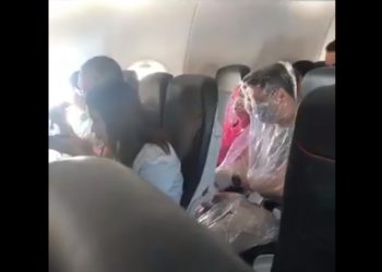 Pasażerowie chcieli chronić się przed koronawirusem. Nagranie podbiło sieć