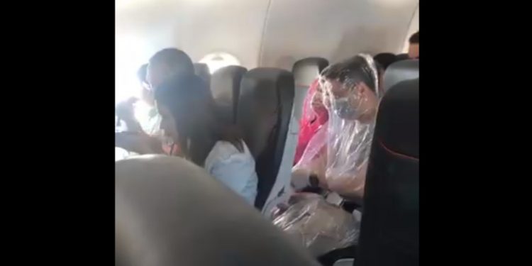 Pasażerowie chcieli chronić się przed koronawirusem. Nagranie podbiło sieć