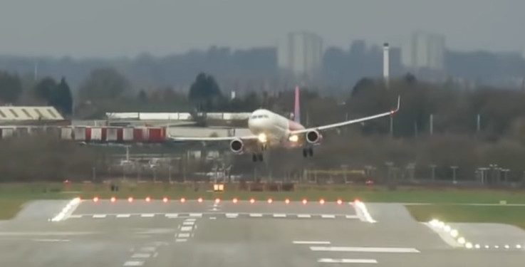 Polski pilot popisał się umiejętnościami. Wiał bardzo silny wiatr [WIDEO]