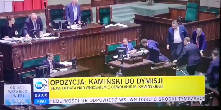 Poseł zasłabł na mównicy sejmowej! Nagranie trafiło do sieci [WIDEO]
