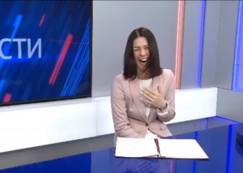 Prezenterka rosyjskiej telewizji nie wytrzymała. Jej wybuch śmiechu podbija sieć [WIDEO]