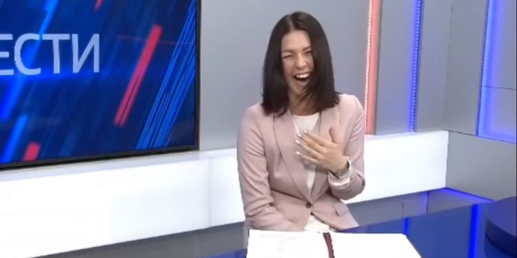 Prezenterka rosyjskiej telewizji nie wytrzymała. Jej wybuch śmiechu podbija sieć [WIDEO]