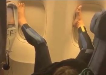 Pasażerka skrytykowana za zachowanie w samolocie. Nagranie trafiło do sieci. „Powinna się wstydzić” [WIDEO]