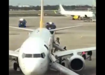 Koło samolotu zaczęło się palić. Konieczna była ewakuacja [WIDEO]