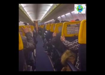 Turbulencje wywołały panikę w samolocie. Wszystko nagrał pasażer [WIDEO]