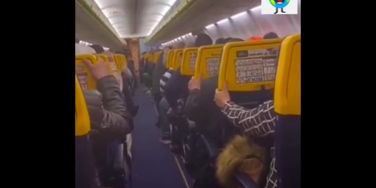Turbulencje wywołały panikę w samolocie. Wszystko nagrał pasażer [WIDEO]