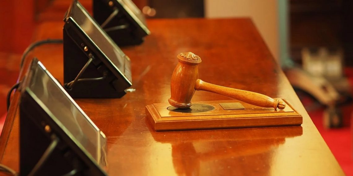 młotek sąd sali sądowej