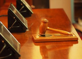 młotek sąd sali sądowej