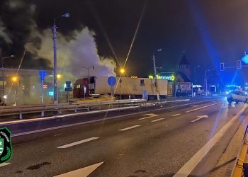 Tir wjechał w stację benzynową! Uszkodził dystrybutor z gazem