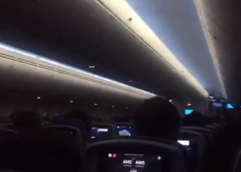 Samolot nie mógł wylądować przez huragan. Pasażerowie krzyczeli z przerażenia [WIDEO]