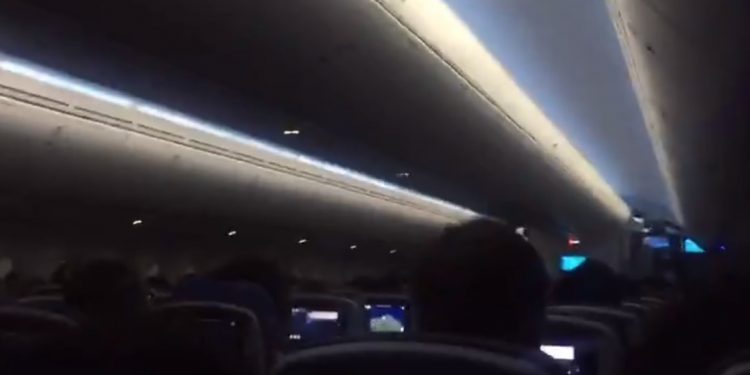 Samolot nie mógł wylądować przez huragan. Pasażerowie krzyczeli z przerażenia [WIDEO]