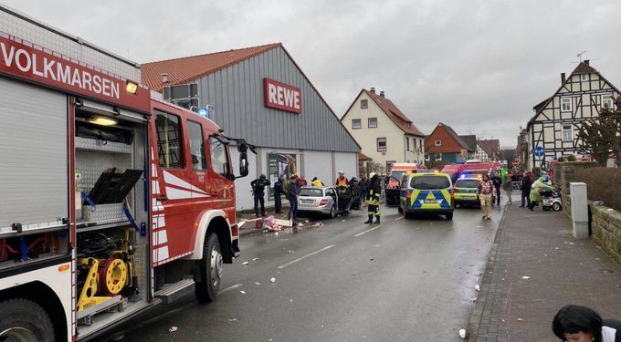 Niemcy. Samochód wjechał w uczestników parady karnawałowej