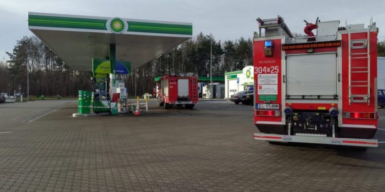Łódź. Wjechała w dystrybutor. Rozszczelnił się zbiornik z gazem