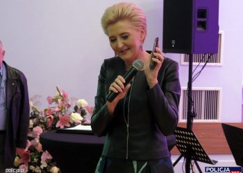 Agata Duda zaskoczyła policjantki. W trakcie spotkania zadzwoniła do męża