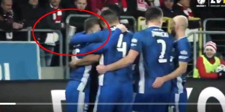 Błaszczykowski rzucony butelką po wódce w czasie meczu! [WIDEO]