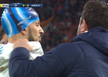 Piłkarz grał w… czepku pływackim. Doznał urazu głowy