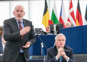 Timmermans na kwarantannie! Spotkał się z polityk z koronawirusem