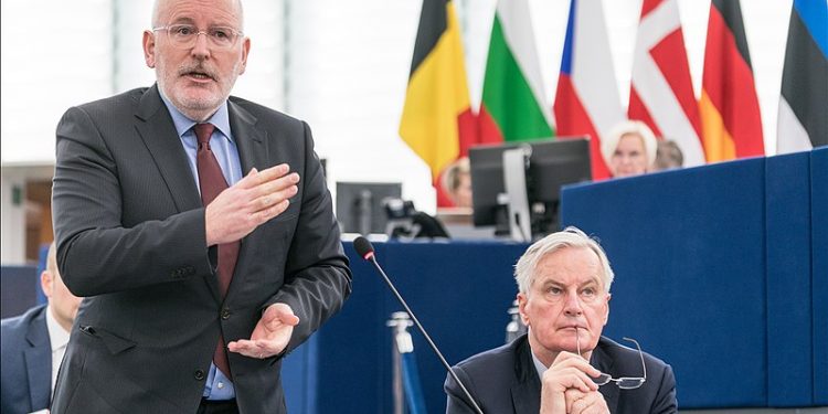 Timmermans na kwarantannie! Spotkał się z polityk z koronawirusem