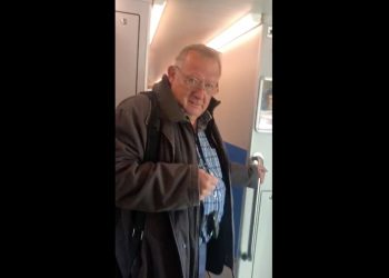 Europoseł PiS spotkał w pociągu Adama Michnika. „Pan pozdrowi brata” [WIDEO]