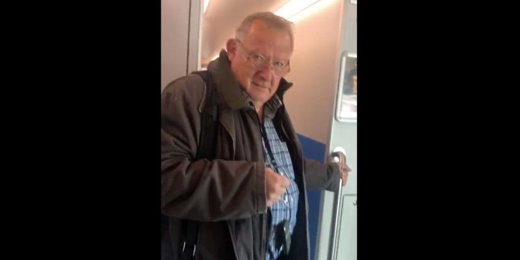 Europoseł PiS spotkał w pociągu Adama Michnika. „Pan pozdrowi brata” [WIDEO]