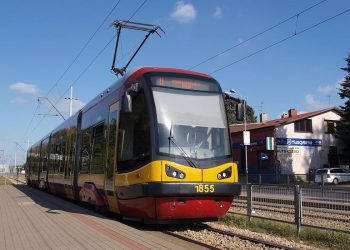 W tramwaju powiedziała, że może mieć koronawirusa. Pasażerowie uciekali oknami!