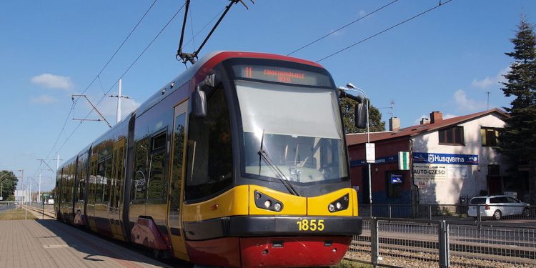 W tramwaju powiedziała, że może mieć koronawirusa. Pasażerowie uciekali oknami!