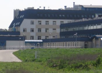 Pacjent z podejrzeniem koronawirusa wyskoczył przez okno. Trafił na OIOM