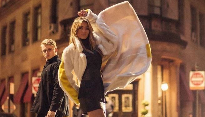 Znana polska modelka udostępniła zdjęcie. Uwagę przykuwa mistrz drugiego planu [FOTO]