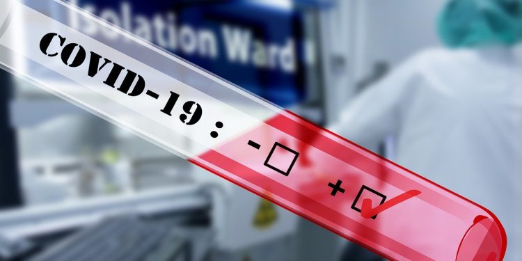 Ponad 900 przypadków koronawirusa w Polsce. Ministerstwo podaje nowe dane