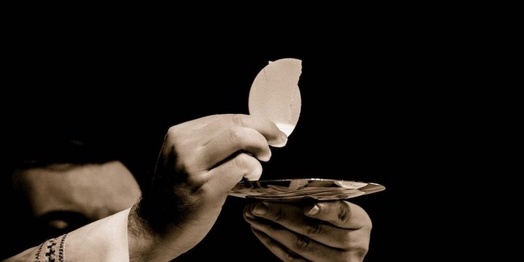 Kolejny polski ksiądz zarażony koronawirusem nie żyje. Kapłani z całego dekanatu objęci kwarantanną