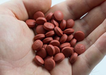 Ibuprofen pogarsza przebieg koronawirusa? Są zalecenia WHO