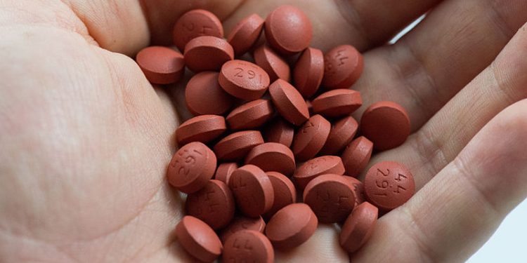 Ibuprofen pogarsza przebieg koronawirusa? Są zalecenia WHO