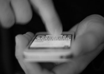 Uwaga! Ministerstwo przestrzega przed fałszywymi SMS-ami