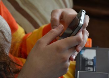 Koronawirus w Polsce: Uwaga na oszustów! Rozsyłają fałszywe SMS-y [FOTO]