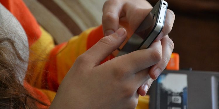 Koronawirus w Polsce: Uwaga na oszustów! Rozsyłają fałszywe SMS-y [FOTO]