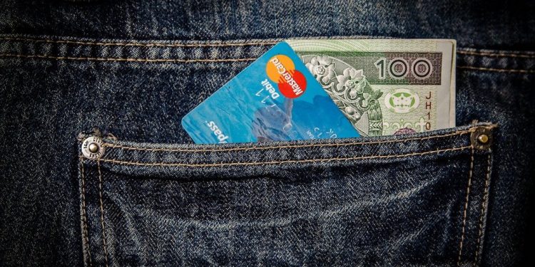 Koronawirus na banknotach? WHO wydało zalecenia dotyczące płatności