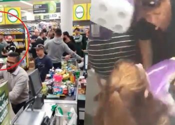 tłumy w supermarkecie