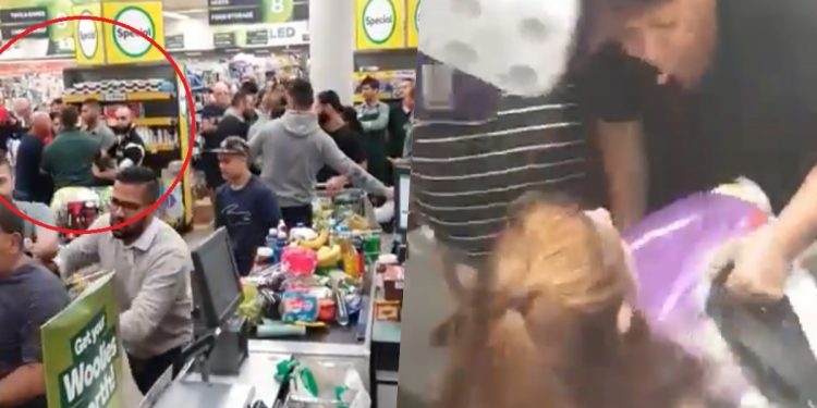 tłumy w supermarkecie