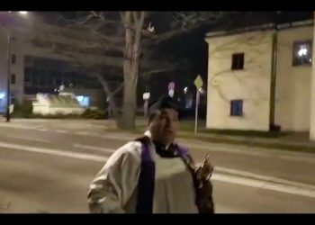 Niezwykła procesja. Ksiądz na ulicę miasta wyszedł… sam [WIDEO]