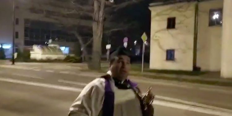 Niezwykła procesja. Ksiądz na ulicę miasta wyszedł… sam [WIDEO]
