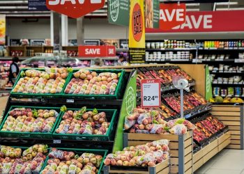 skrzynki z owocami w sklepie