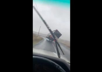 Sztorm przewrócił… ciężarówkę. Dramatyczne nagranie [WIDEO]