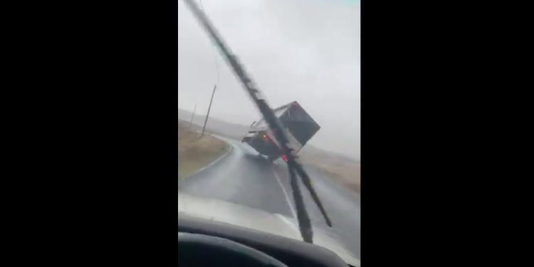 Sztorm przewrócił… ciężarówkę. Dramatyczne nagranie [WIDEO]