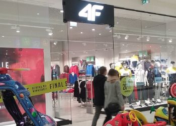 1280px-Salon_4F_w_60-tysięcznym_Tomaszowie_Mazowieckim,_województwo_łódzkie