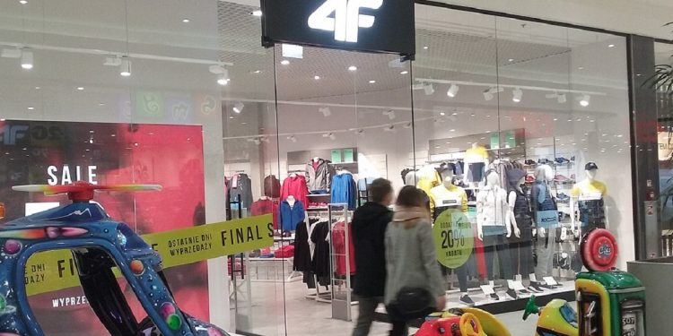 1280px-Salon_4F_w_60-tysięcznym_Tomaszowie_Mazowieckim,_województwo_łódzkie