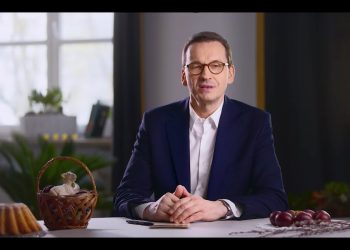 Premier Morawiecki złożył życzenia świąteczne. „Proszę, zostańmy w domach” [WIDEO]