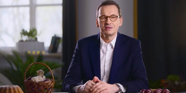 Premier Morawiecki złożył życzenia świąteczne. „Proszę, zostańmy w domach” [WIDEO]