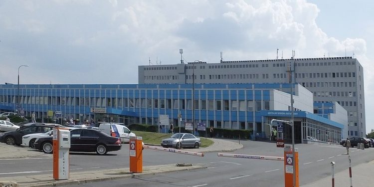 Warszawa: kilkadziesiąt osób zakażonych COVID-19 w Szpitalu Bródnowskim